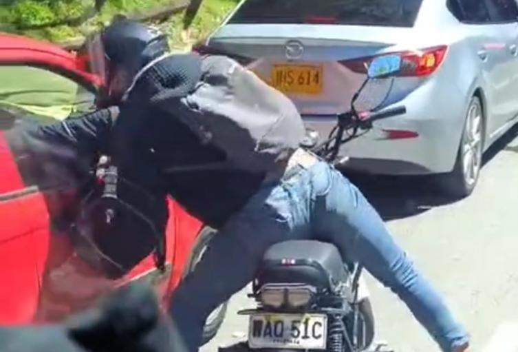 [Video] Grabaron a fletero que robó a conductor en el barrio La Iguana en Medellín
