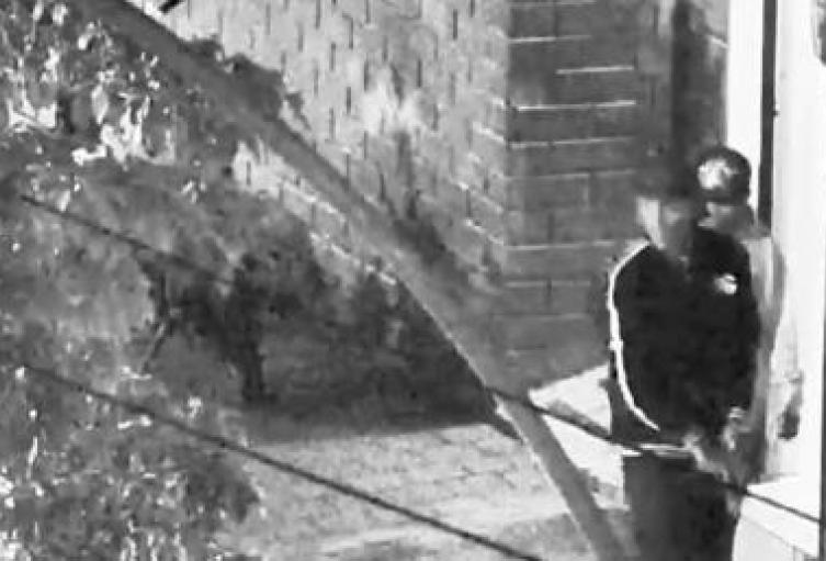 Cámaras de seguridad delatan a tres hombres manipulando pistolas e intimidando a un ciudadano en Medellín