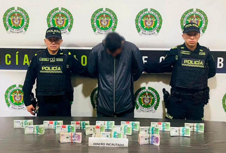 Tenía escondido en la maleta de su moto $147 millones en Medellín