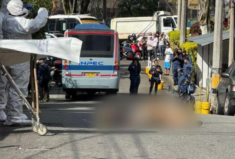 Un peatón falleció tras ser embestido por bus del INPEC en Medellín.
