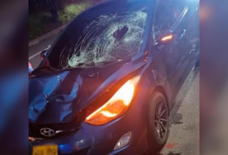 Familia fue arrollada en autopista Medellín–Bogotá: El siniestro dejó un muerto y cuatro heridos 