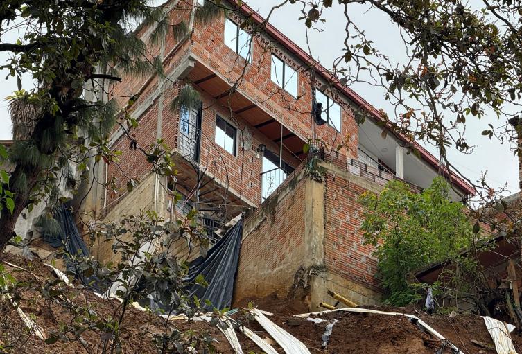 Demolerán 23 viviendas en Villatina por riesgo inminente de deslizamiento