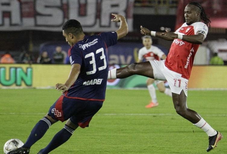 Foto: A lo largo del primer tiempo, las dos escuadras disputaron el balón en el mediocampo. 