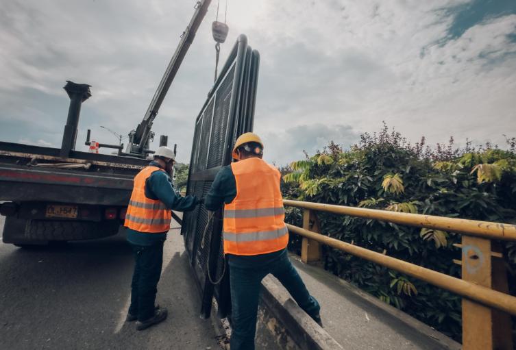 Tras ataques con rocas, instalan mallas protectoras en puentes de Medellín para proteger a conductores