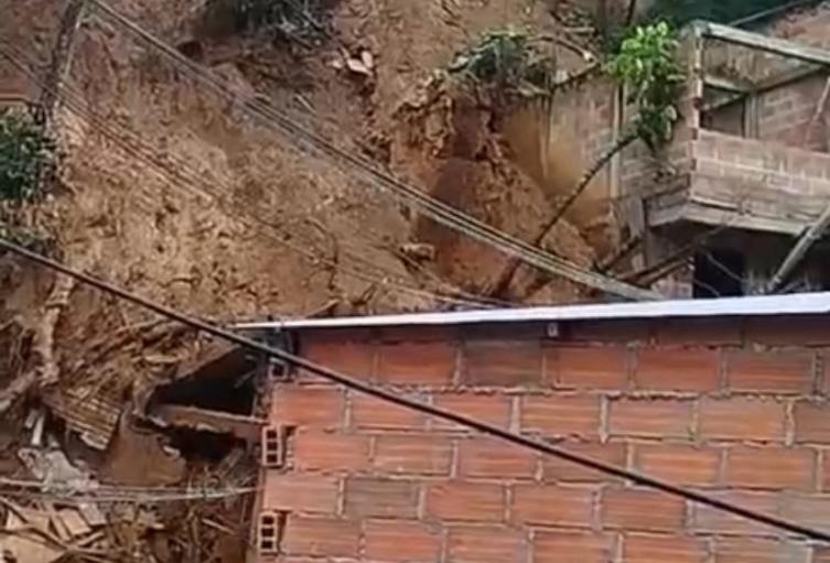 Persisten los movimientos en masa en Villatina mientras avanza la polémica por demolición de viviendas en riesgo 