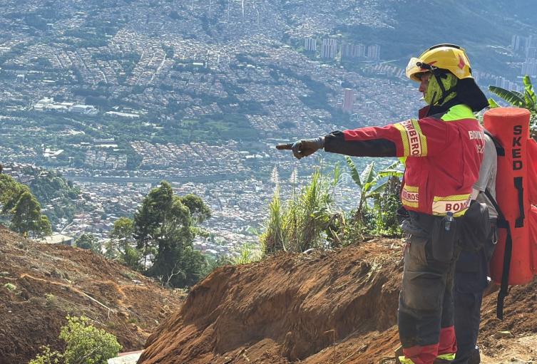 Bello instala alarma y pluviómetro tras tragedia con 75 mil metros cúbicos de material desprendido 