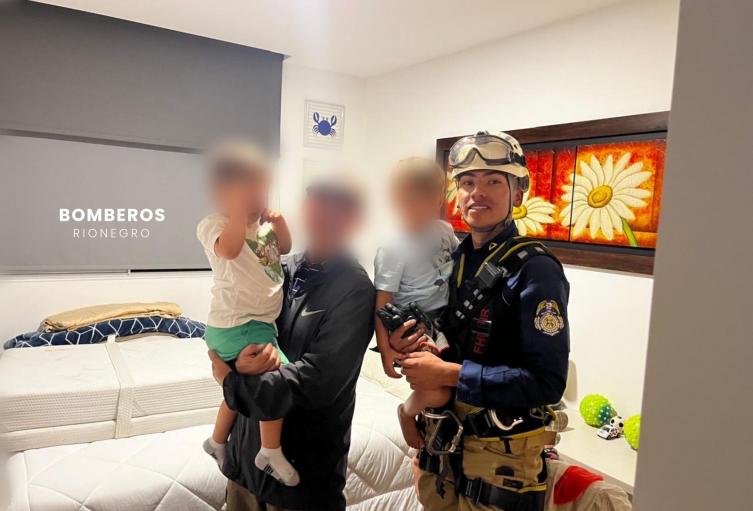 Dos niños fueron rescatados luego de permanecer encerrados en un apartamento