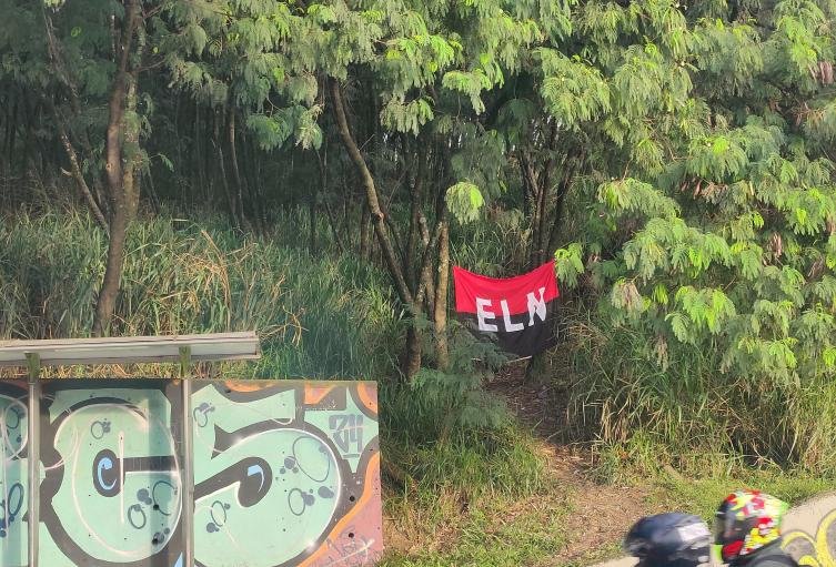 Pusieron bandera del ELN en Medellín 