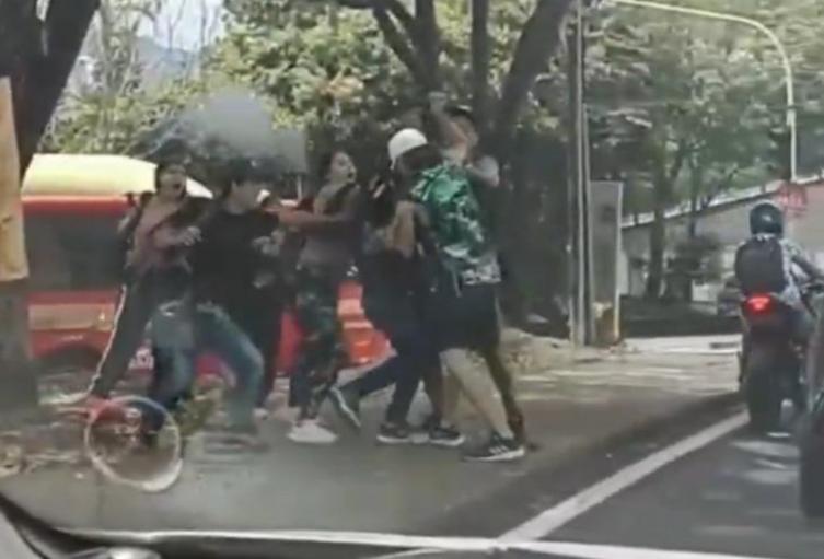 Riña hinchas Nacional