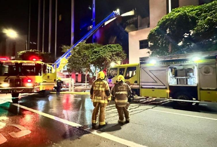 Atención incendio clínica conquistadores centro de Medellín