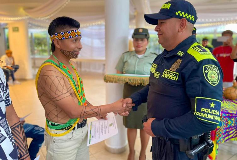 La policía de Medellín graduó 16 integrantes Emberá como Promotores de Convivencia