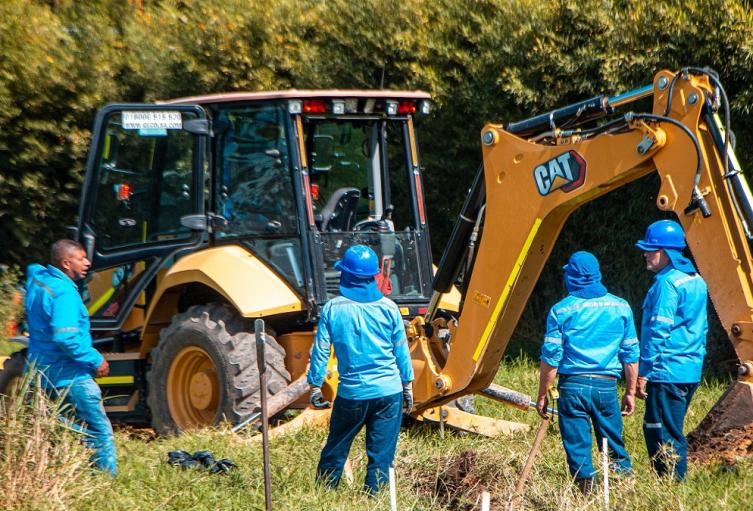 Empalme de una nueva tubería de aguas residuales en La Ceja, Antioquia