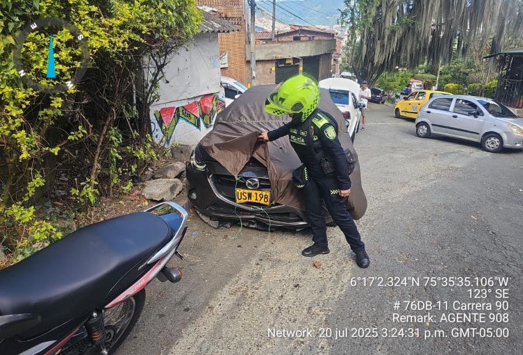 [Videos] Arrolló a tres personas, chocó dos motos y escondió el carro en Medellín
