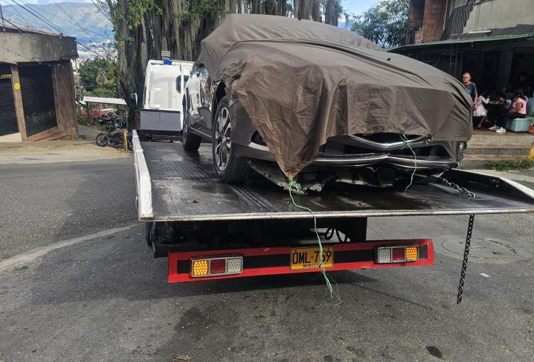 Inmovilizan vehículo "fantasma" que embistió a peatones en el centro de Medellín Inmovilizan vehículo "fantasma" que embistió a peatones en el centro de Medellín