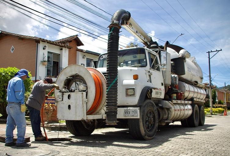 Mantenimiento del sistema de alcantarillado en La Ceja, Antioquia
