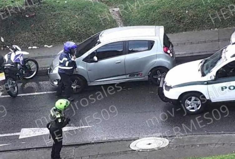 Vehículo escapando de accidente de tránsito, en Medellín