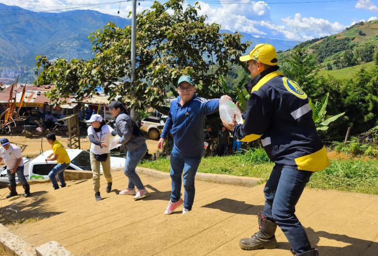 Entrega de ayuda humanitaria en Bello Entrega de ayuda humanitaria en Bello
