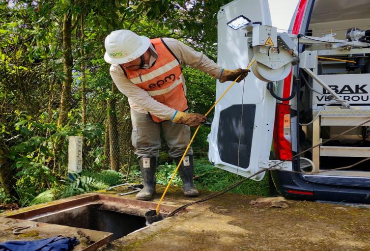 Avanzan las obras de protección del canal que transporta el agua del embalse Piedras Blancas - El Toldo