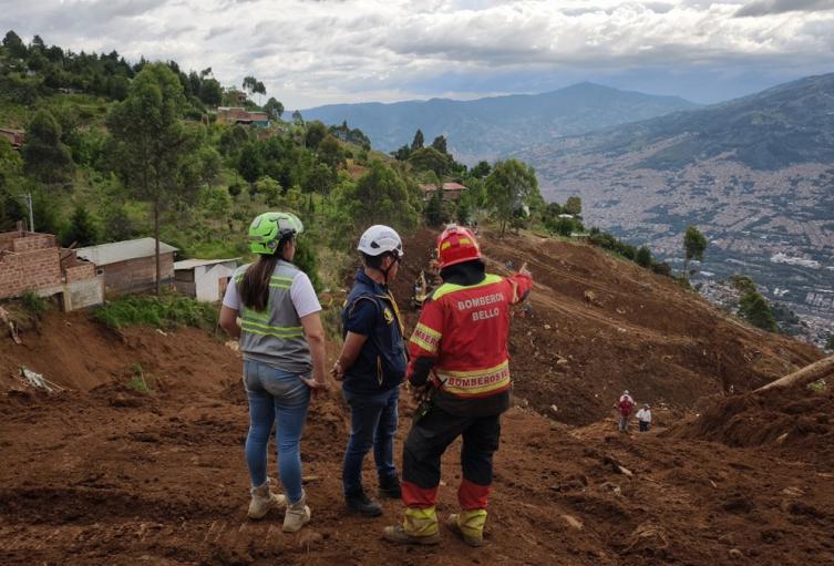 Como Emanuel Osorio Ciro, de 3 años fue identificado el cuerpo de la nueva víctima de la avalancha en Bello. Cinco personas continúan desaparecidas.