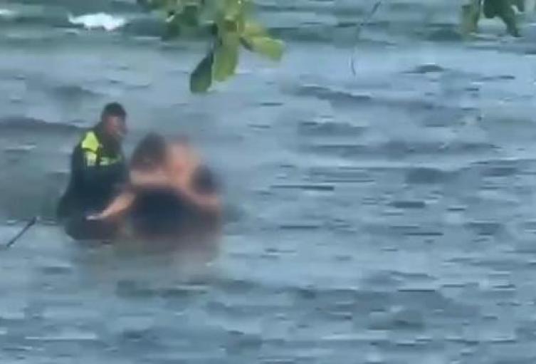 Policía rescató a dos extranjeros arrastrados por el mar en el Urabá chocoano