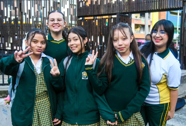 Más de 290.000 estudiantes regresaron a clases en Medellín con entornos escolares renovados