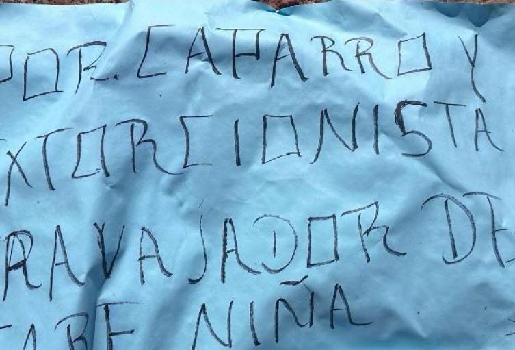 Hallan cuerpo torturado en El Bagre con cartel que lo señalaba como “Caparro y extorsionista”