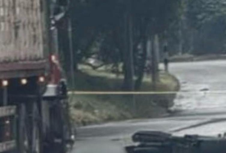 Siniestro en Sabaneta: madre muere y su hija resulta herida en choque con tractomula
