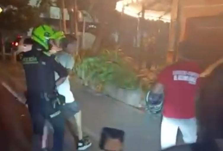 [Video] Ingeniosa artimaña de "fletero" para llevarse los bolsos de jugadores de futbol en Medellín