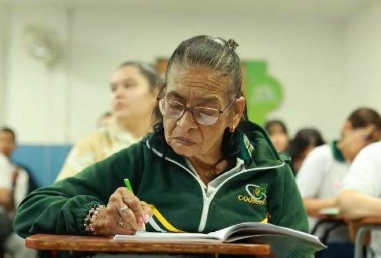 Más de 5.000 mujeres en Medellín retomarán sus estudios gracias a estrategia del Distrito