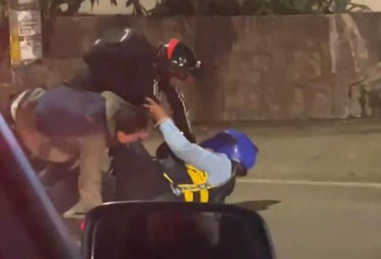 Guardia de tránsito fue brutalmente golpeado por motociclistas en Medellín