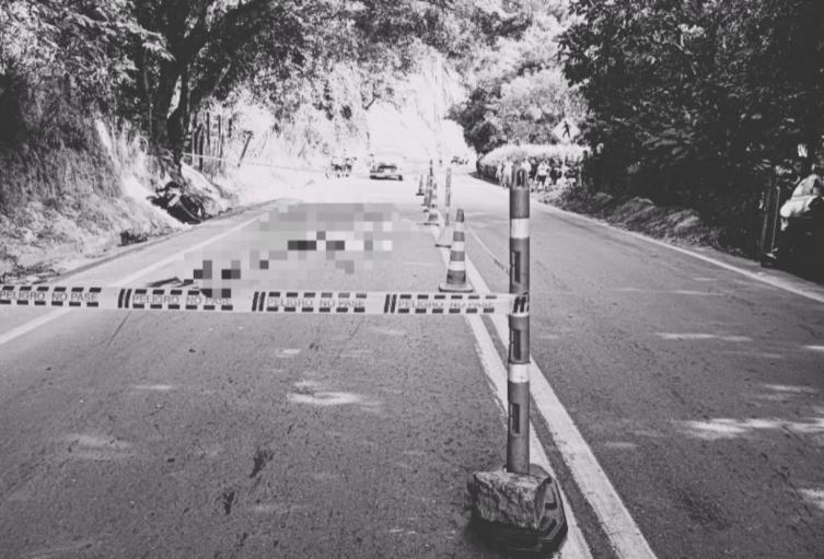 Siniestro en la vía Bolombolo–Santa Fe cobra una vida y deja dos heridos de gravedad