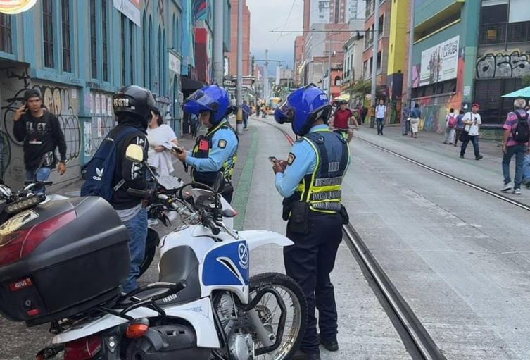 Operativos de movilidad en Medellín inmovilizan 856 vehículos por invasión a carriles exclusivos