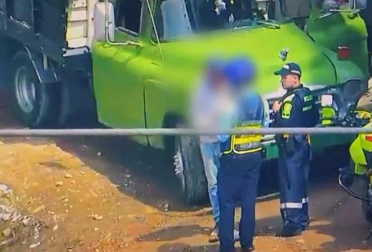 Cámaras del 123 registraron a infractor arrojando basura cerca de una quebrada en Medellín 