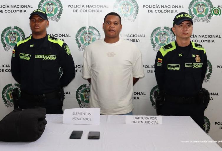 Judicializan a policía por homicidio agravado: lo acusan de acechar y matar al novio de su ex en Pueblorrico