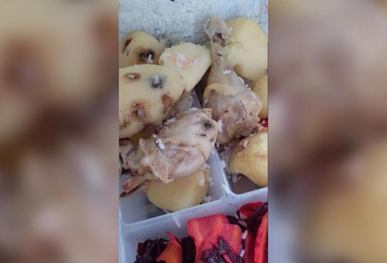 Por comida en descomposición, agua con gusanos y almuerzos servidos en la noche, reclusos de El Pedregal se declaran en huelga de hambre