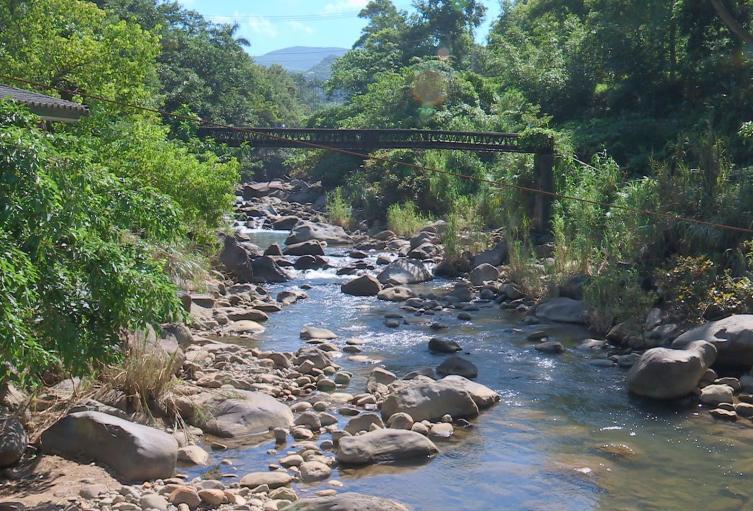Hombre muere ahogado tras ser arrastrado por el río Samaná en San Luis