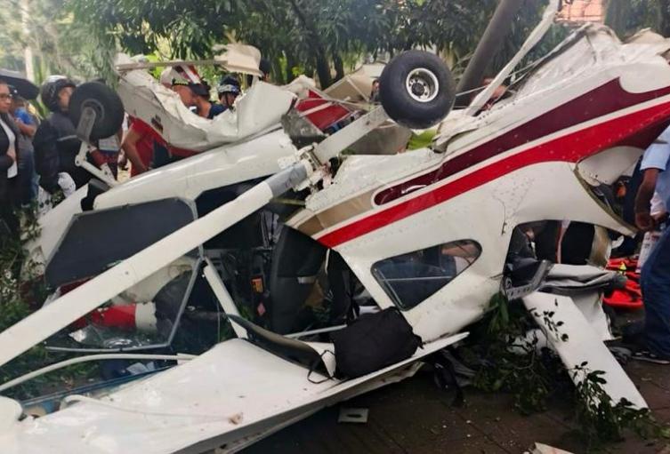 Mujer herida en caída de avioneta en Medellín permanece en estado crítico 