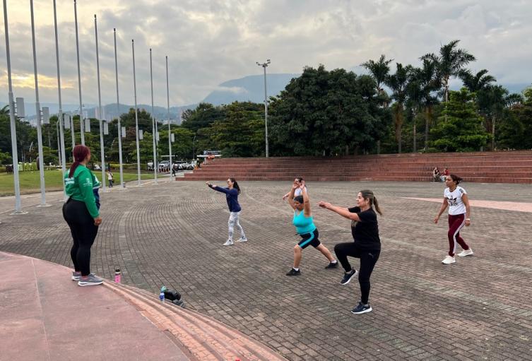 Actividades físicas en la Plaza Gardel