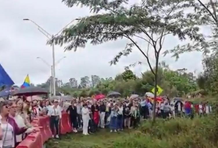 Plantón a las afueras de la casa del expresidente Uribe
