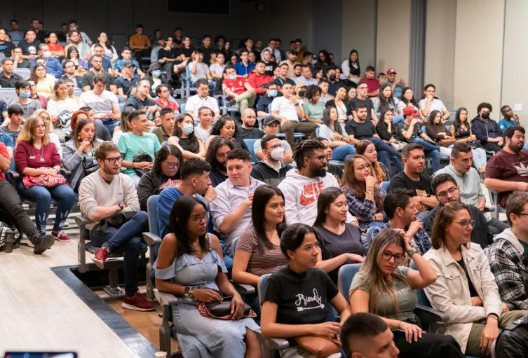 Cupos para el aprendizaje de habilidades digitales y dominio del inglés en Medellín