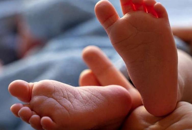 Madre de 17 años habría asesinado a su hijo recién nacido con un cable de celular en Amalfi
