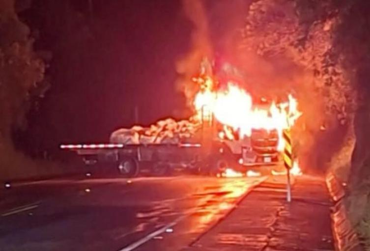 Dos sujetos incendiaron un camión en la vía Llanos de Cuivá – Tarazá: Ejército asegura la zona