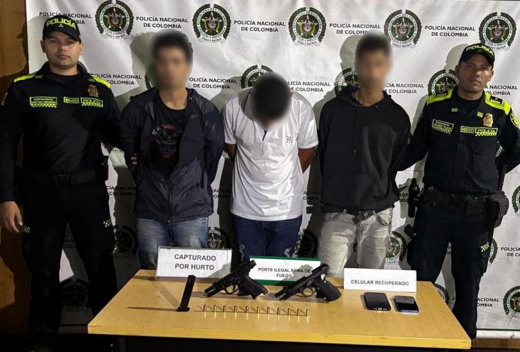 Así cayeron los tres hombres que se escondían en el techo tras robar un local en Belén, Medellín 