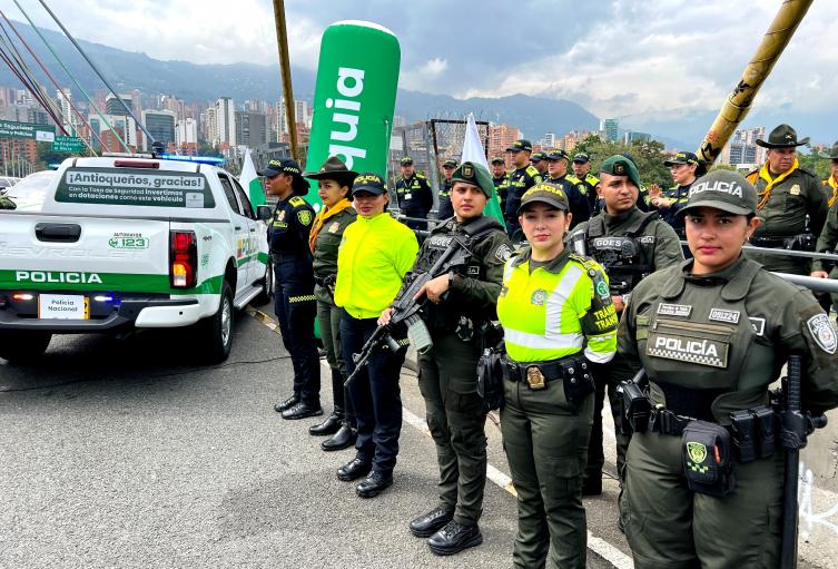 La policía Antioquia recibió 19 camionetas que ayudarán a combatir la criminalidad