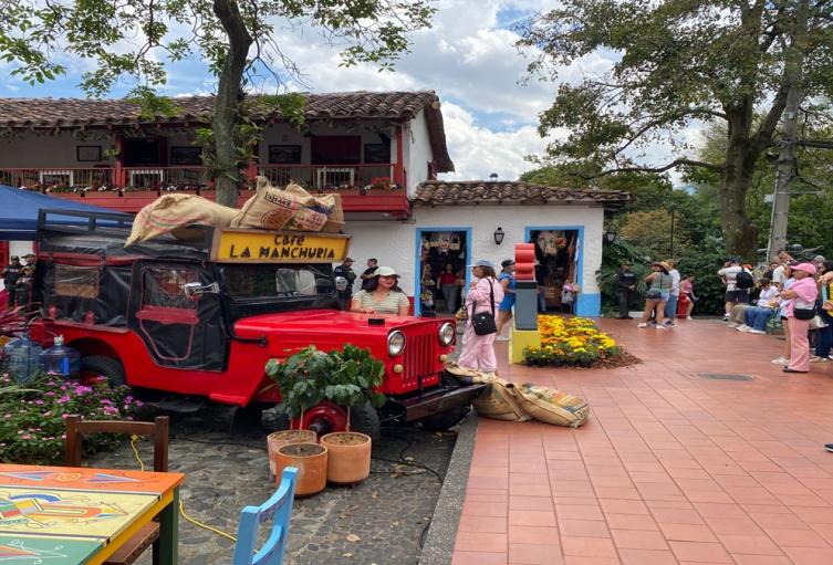 Más de 2 mil flores fueron sembradas en el Pueblito Paisa para que los turistas disfruten de este tradicional espacio de la ciudad