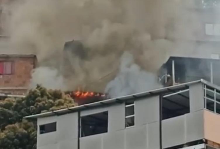 Tres viviendas resultaron afectadas en voraz incendio en Villatina Tres viviendas resultaron afectadas en voraz incendio en Villatina