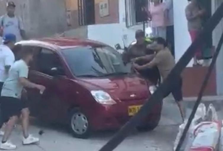Intento de linchamiento contra mujer que habría envenenado a una perrita desató caos en Robledo Aures, Medellín