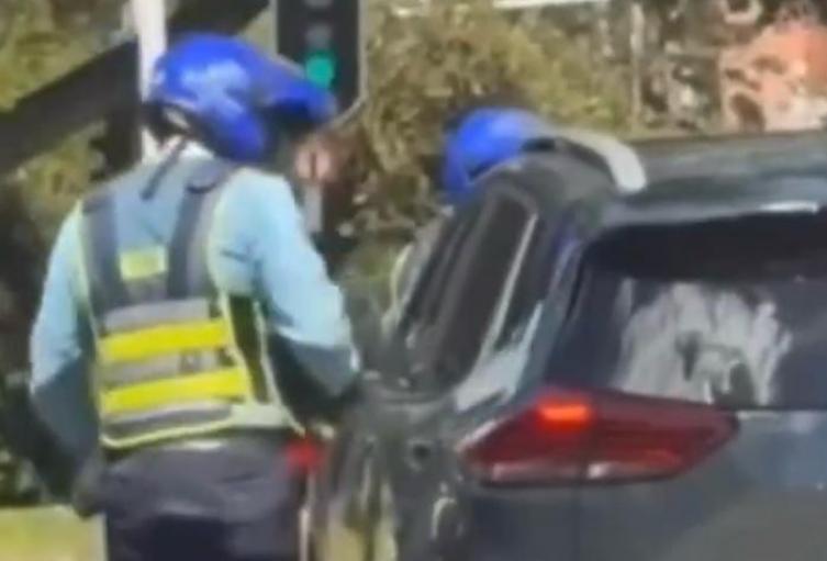 Funcionario de tránsito será sancionado por conducta violenta tras evasión de pico y placa en Medellín