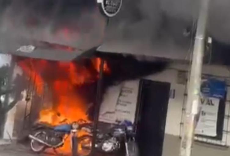 Incendio en taller de motos en Medellín