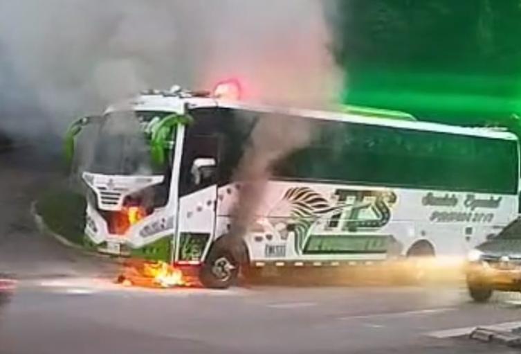 Bus quemado en el barrio EL Poblado Bus quemado en el barrio EL Poblado
